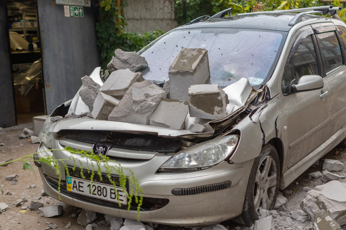 В Днепре на стена новостройки рухнула на припаркованный автомобиль