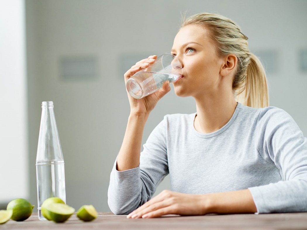 Когда пить воду – до, после или во время еды?