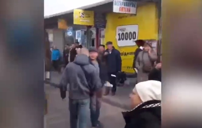 У київській маршрутці чоловік розбив ніс жінці у відповідь на прохання не грубіянити