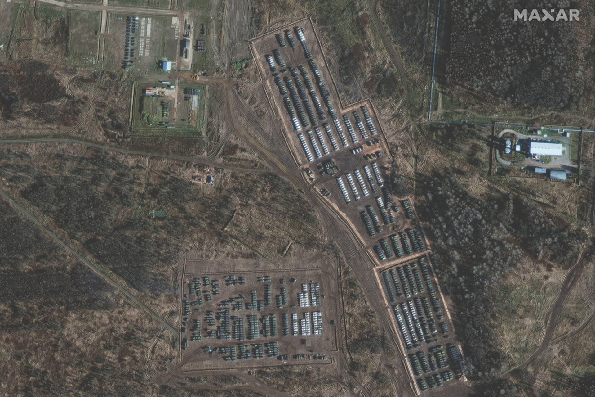 Россия сосредотачивает войска и технику на границе с Украиной: Politico обнародовало спутниковые снимки