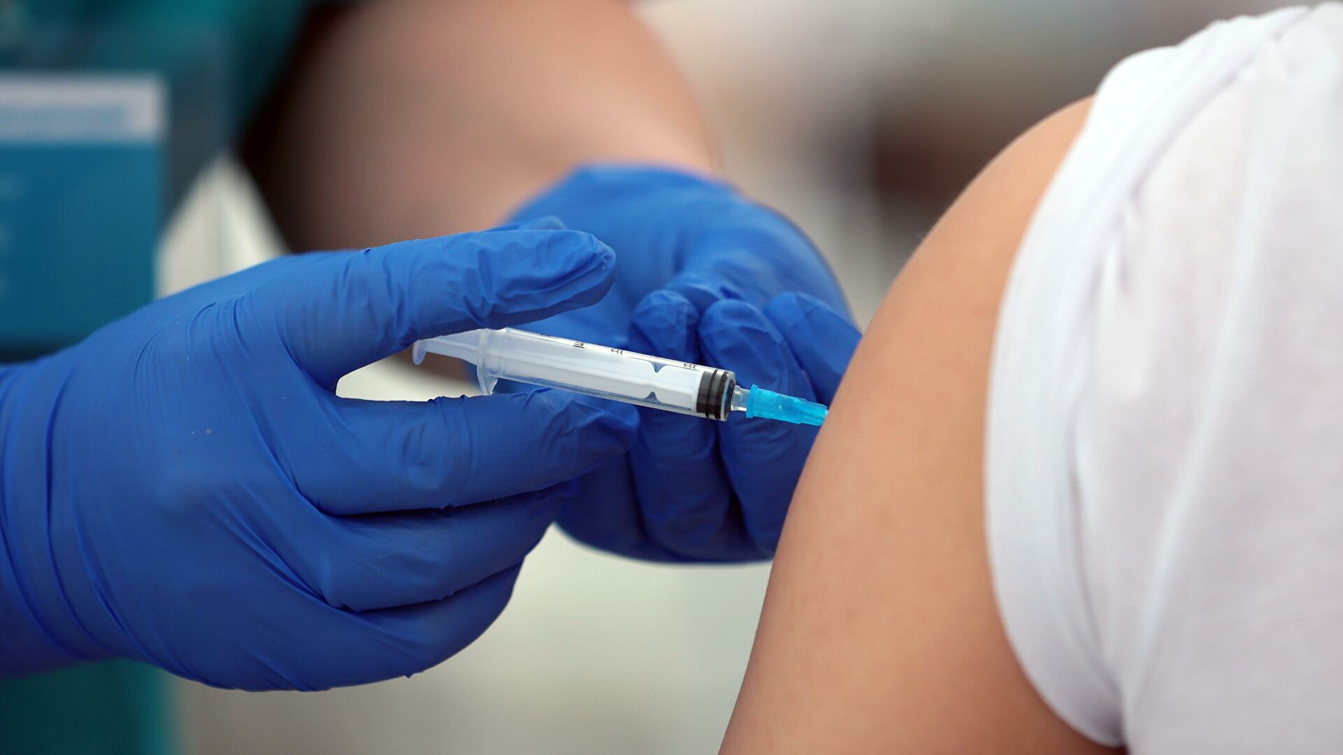Не планує зупинятись: українець заявив, що він нібито 18 разів вакцинувався від COVID-19
