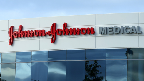 Компания Johnson & Johnson приостановила производство своей COVID-вакцины