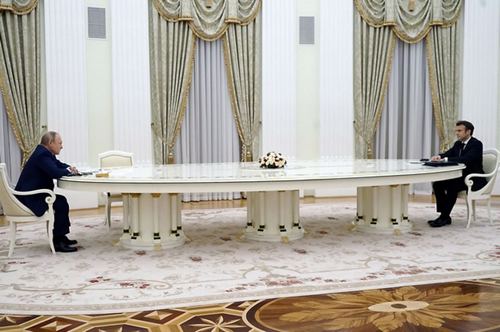 СМИ объяснили "тайну" длинного стола на переговорах Макрона и Путина