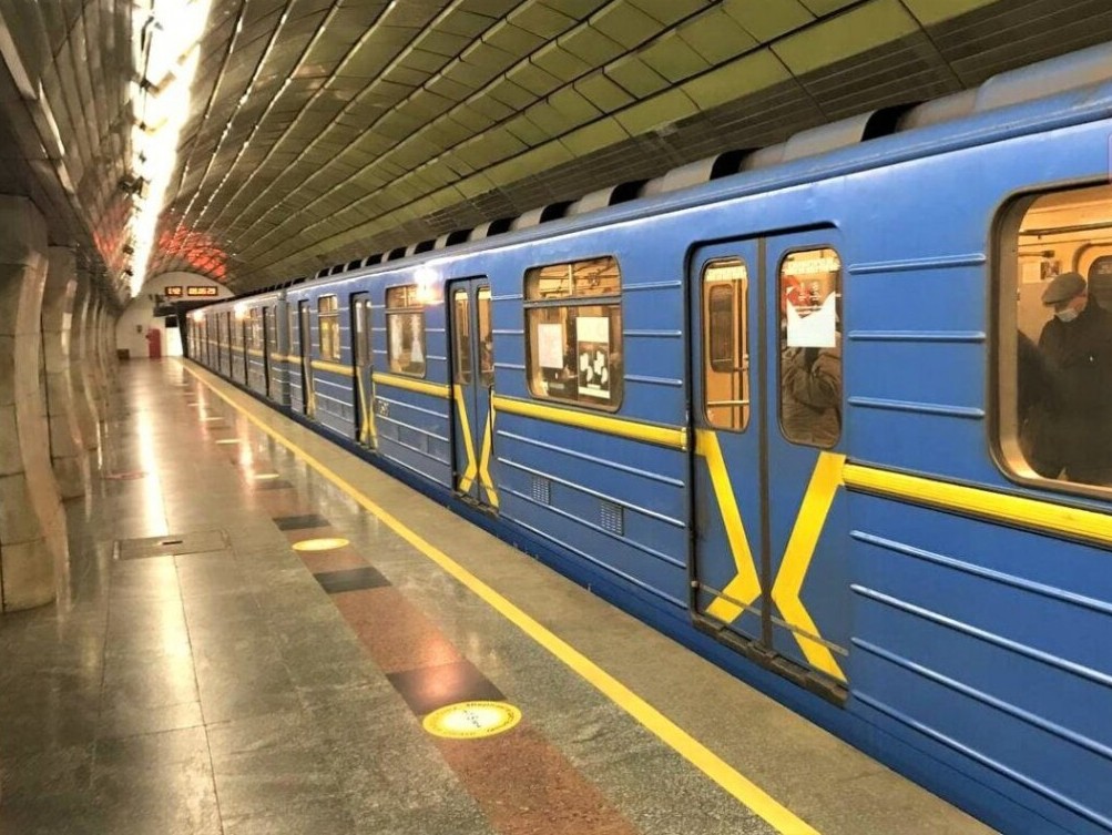 Метро в Києві частково поновило сполучення з лівим берегом: як ходять потяги