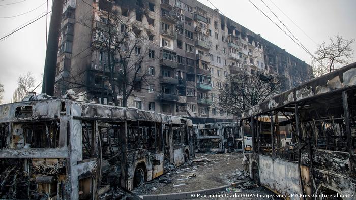Росія створює в Маріуполі гетто: мешканців змушують одягати білі стрічки для "приманки" снайперів