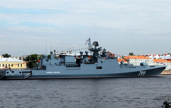 У Чорному морі біля Зміїного горить російський фрегат