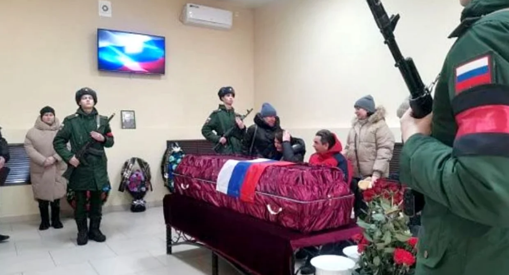 У РФ урочисто поховали вагнерівця, який забив на смерть власну матір