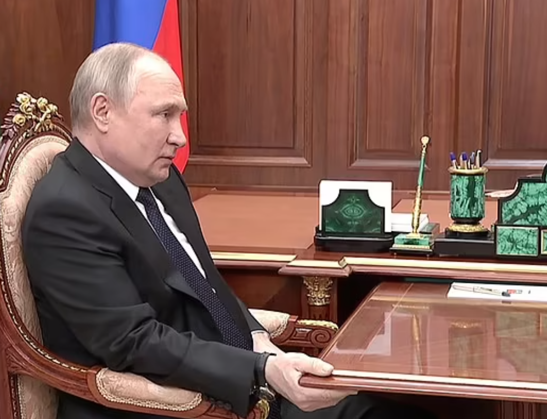 "Захищав" праву руку лівою. Поведінка Путіна на армійській нараді викликала нову хвилю чуток про його стан здоров’я – Daily Star