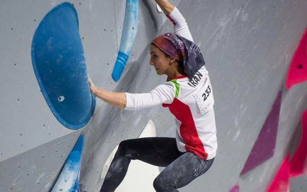 Іранська скелелазка виступила на змаганнях без хіджабу та ризикує потрапити до в'язниці