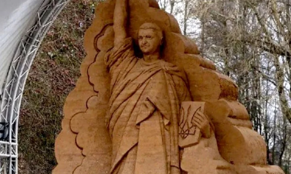 В Естонії встановили гігантську скульптуру Зеленського у вигляді статуї Свободи