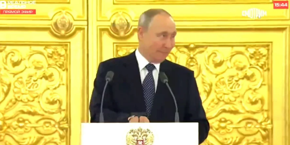 "Посли послали". Публічне приниження Путіна після виступу перед іноземними дипломатами викликало бурю глузувань