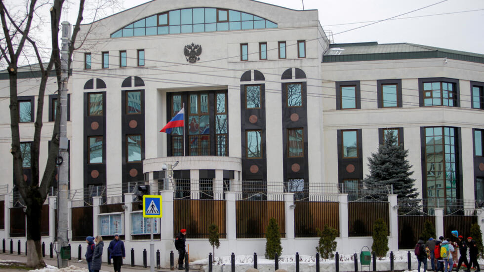 Приставав до дітей своїх колег: співробітника посольства РФ у Молдові звинуватили у сексуальних домаганнях