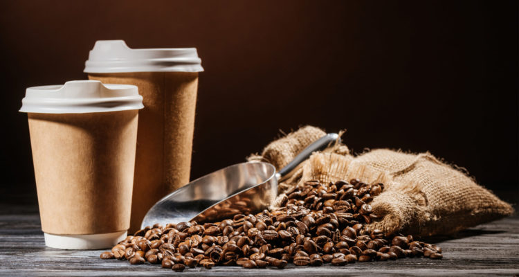 Чому не можна пити каву та чай із паперових стаканчиків: прихована небезпека