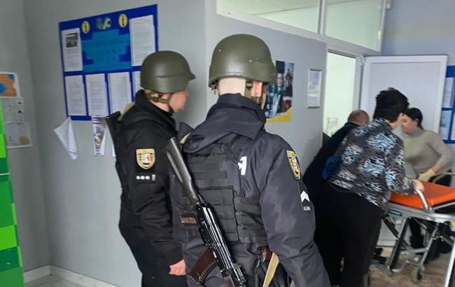 На Закарпатті депутат підірвав гранати в будівлі сільради, десятки постраждалих