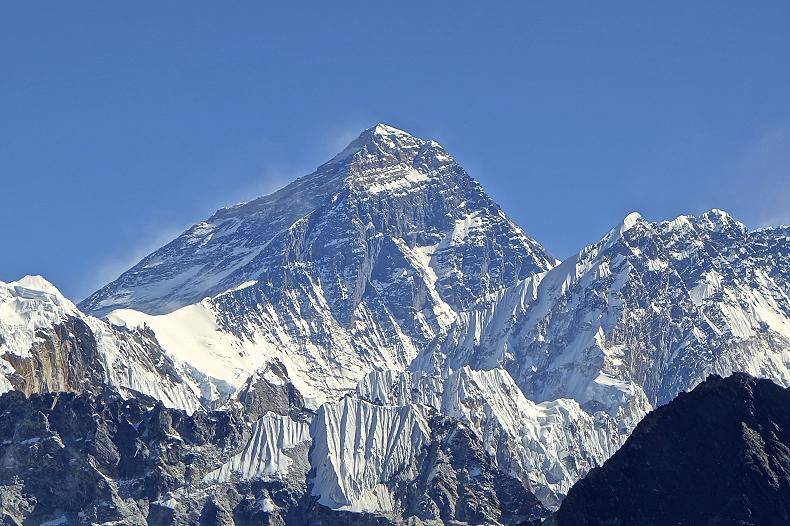 Гори почали смердіти: альпіністів на Евересті змусять носити за собою мішки з фекаліями