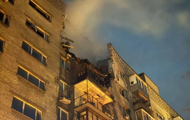 Потрощена багатоповерхівка, пожежа і жертви: наслідки ударів "Шахедів" по Дніпру і Одесі