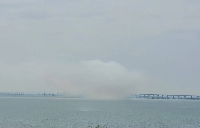 Над Кримським мостом помітили дим, рух перекрито: що відбувається? ФОТО, ВІДЕО