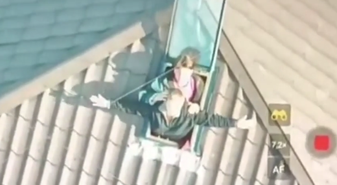 Жінка з двома дітьми на даху благають про допомогу: мережу вразили кадри з окупованих Олешок після підриву Каховської ГЕС. ВІДЕО