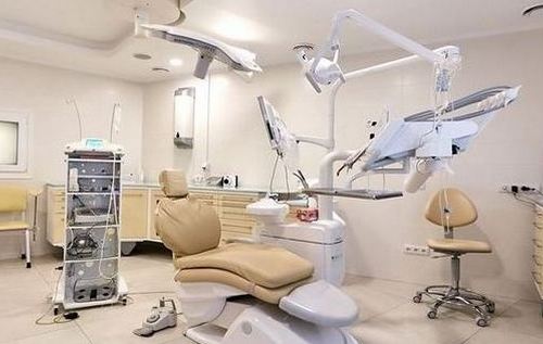Стоматолог у Туреччині "випадково" вкрутив зубний імплантат у мозок пацієнта