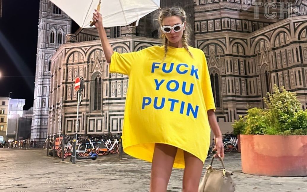 У футболці з написом F*ck you Putin: модель Аліна Байкова вийшла на прогулянку в Італії в патріотичному луку