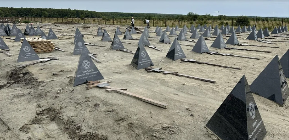 На могилах вагнерівців почали встановлювати "пірамідки Суровікіна"