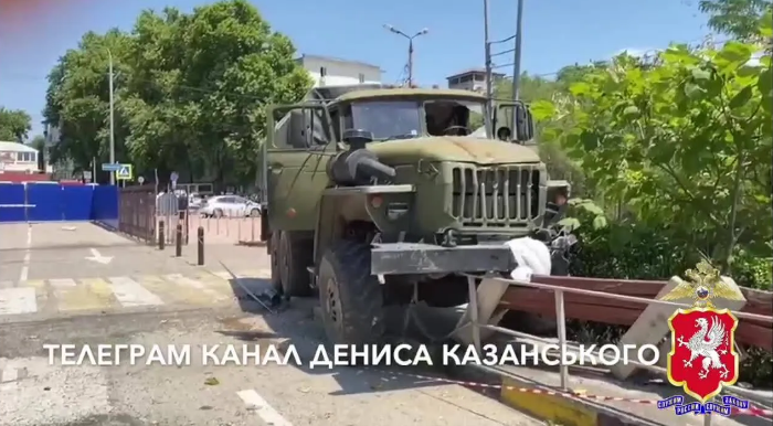 У Севастополі вантажівка окупантів розчавила пішохода, зім'яла авто і влетіла в тролейбус: момент смертельної ДТП потрапив на відео