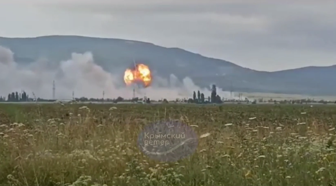 Дим видно за багато кілометрів: нові подробиці вибухів на військовому полігоні в Криму