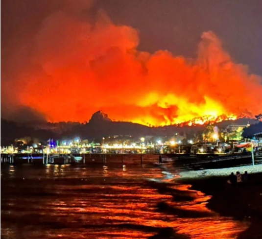 У Туреччині вирують лісові пожежі, вогонь наближається до курортного міста Кемер: є постраждалі