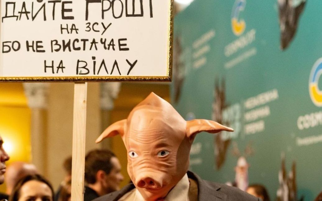 Відомий український співак у масці свині на церемонії в Києві висміяв чиновників, що крадуть гроші для ЗСУ
