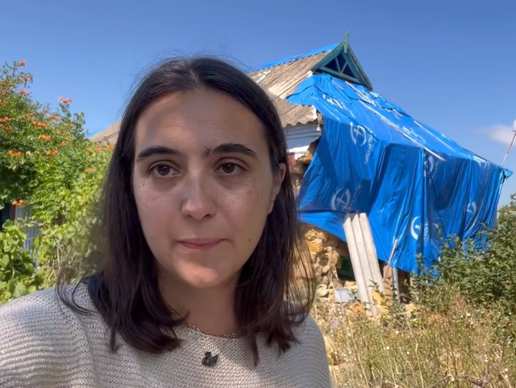 Юлія Мендель, ледь стримуючи сльози, показала будинок свого дитинства, знищений окупантами