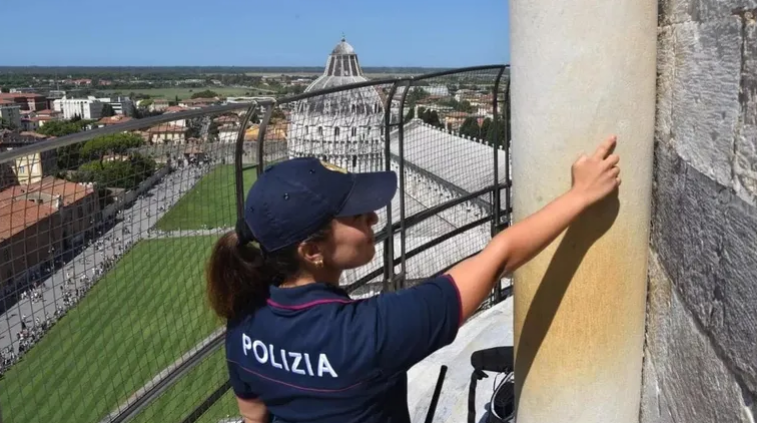 Туристка вирізала серце на Пізанській вежі в Італії: що їй загрожує 