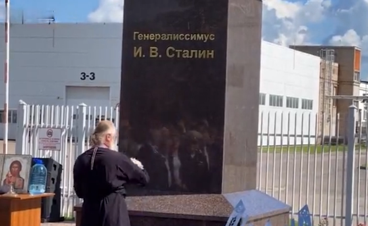У Росії священик освятив пам'ятник Сталіну і знайшов "позитив" у репресіях
