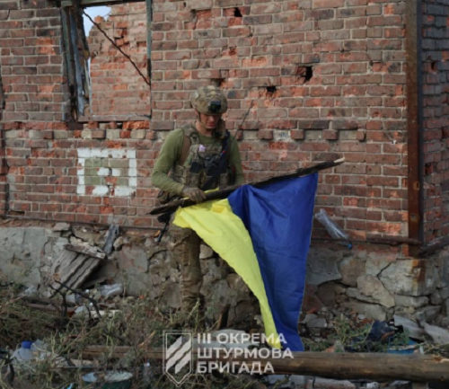 ЗСУ підняли прапор України над звільненою Андріївкою в Донецькій області. ВІДЕО