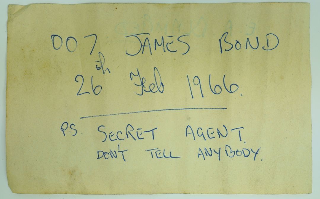 "Нікому не кажіть": У замку знайшли пляшку з посланням 1966 року від "Джеймса Бонда"