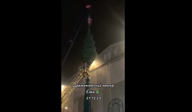 Свято на кістках: окупанти встановили новорічну ялинку біля Драмтеатру у Маріуполі. ВІДЕО