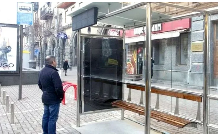 Депутат Київради розкритикувала тендер на скляні зупинки на тлі обстрілів. У КМДА все пояснили