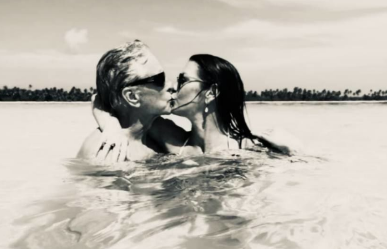Кетрін Зета-Джонс на архівних фото замилувала поцілунками з 79-річним Майклом Дугласом