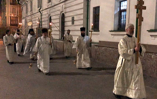 Ночью в центре Киева священники УПЦ МП прошли крестным ходом без масок
