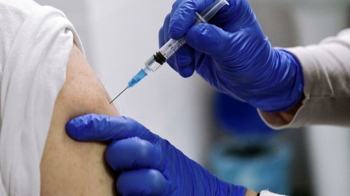 Шість провалених обіцянок влади щодо вакцинації: фактчекінг