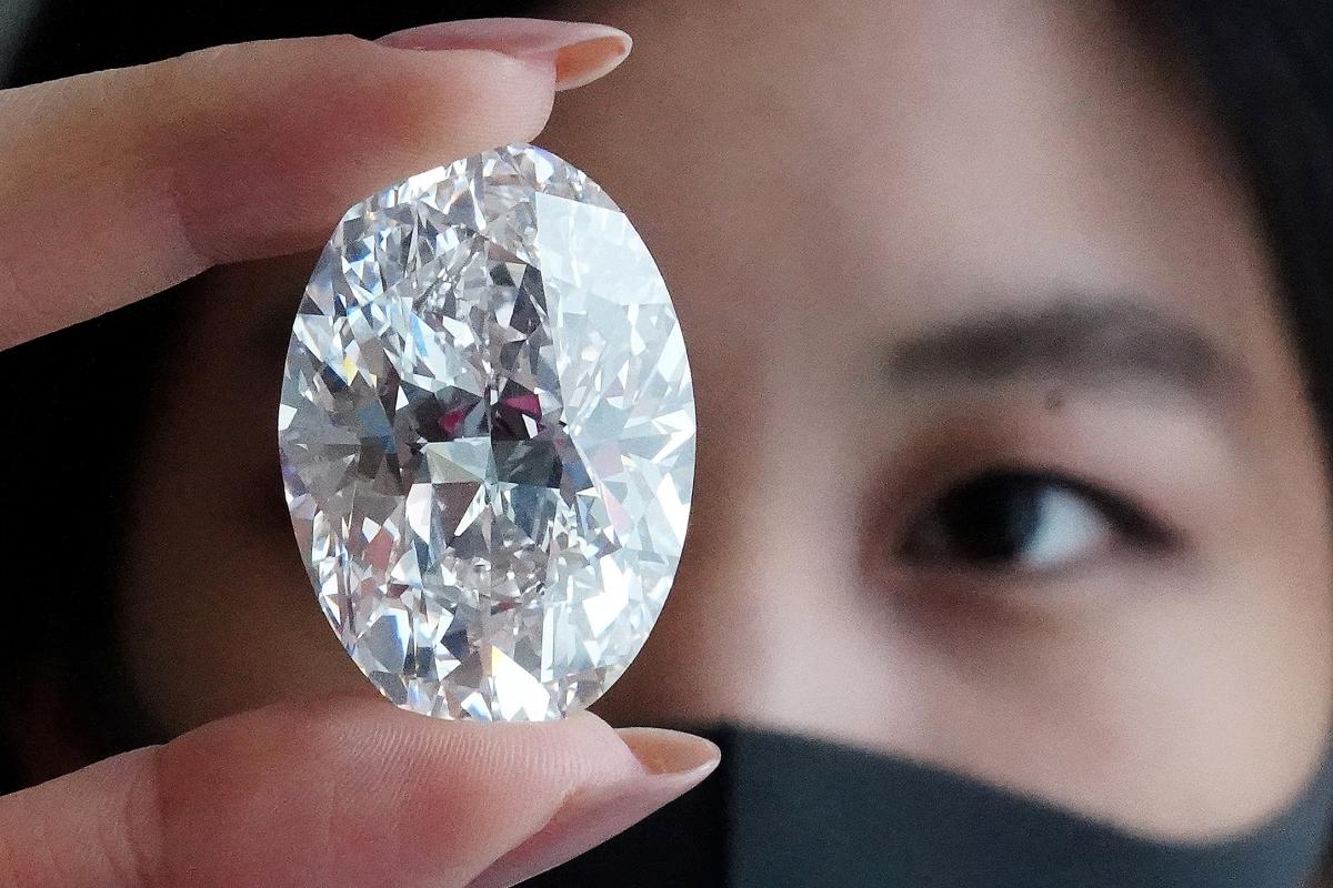 На аукціоні в Гонконзі продадуть ідеальний діамант розміром з "Чупа-чупс"