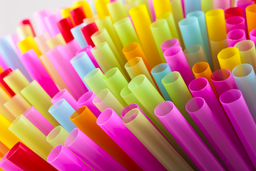 В Великобритании запретили пластиковые соломинки, ватные палочки и мешалки для напитков