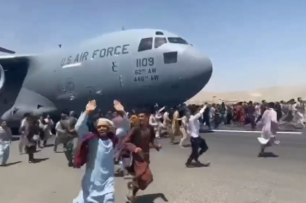 Цеплялись за шасси: СМИ показали видео падения людей с самолета в Афганистане