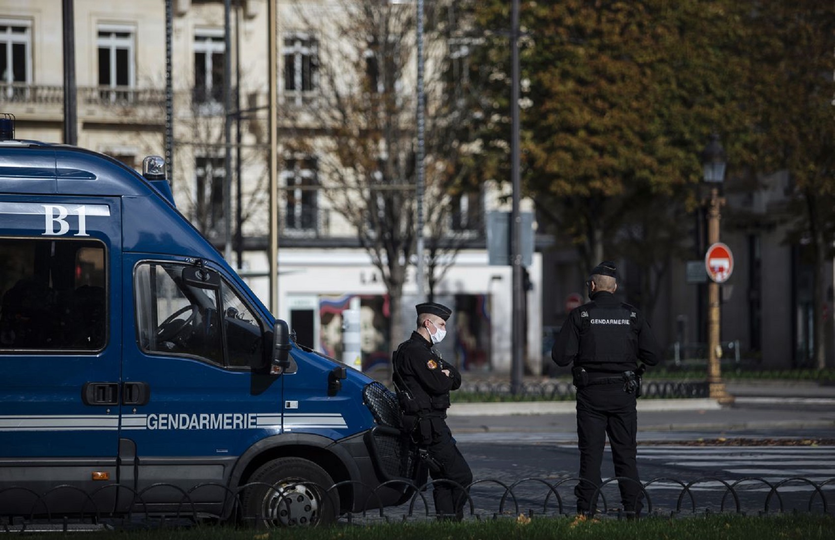 В Париже мужчина разгуливал с мачете и пытался напасть на людей