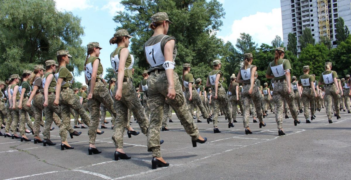 Кабмін поставив крапку в скандалі з туфлями жінок-військових на параді. Що вирішили? 
