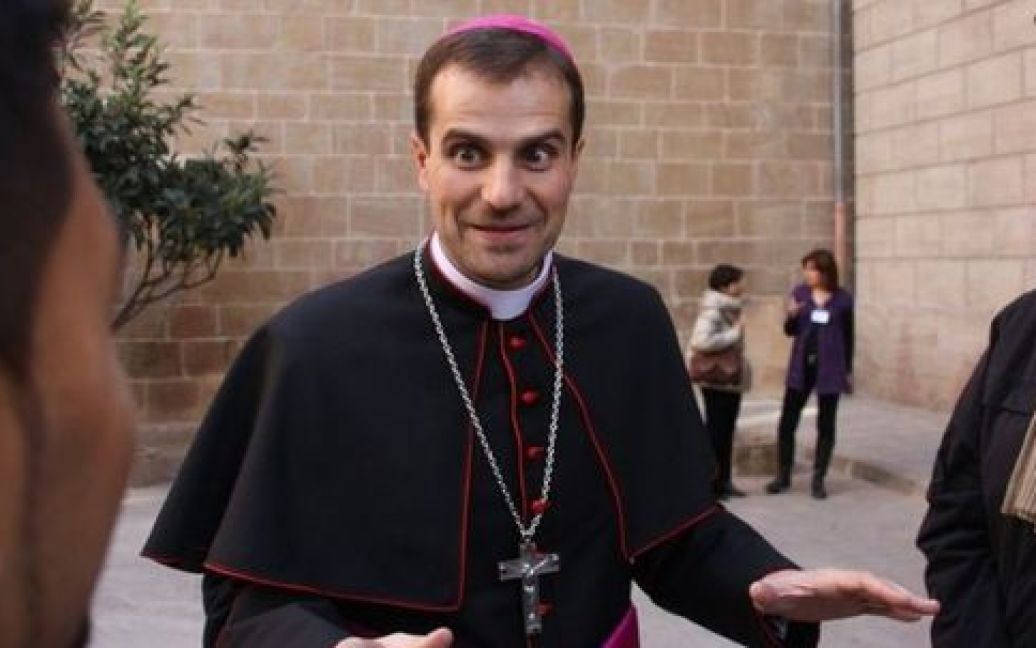 Іспанський єпископ зрікся сану заради стосунків з жінкою, яка пише еротичні романи з сатанинськими мотивами