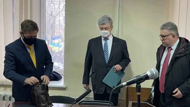 Прокурори просять заарештувати Порошенка із заставою в мільярд гривень