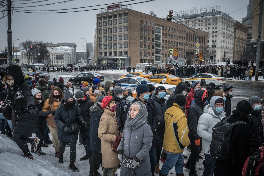 Обвал экономики России подрывает "крымский консенсус", защищавший Путина – The New York Times