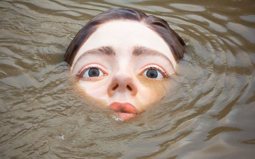 Девушка, которая тонет: загадочная скульптура подняла переполох в испанском Бильбао