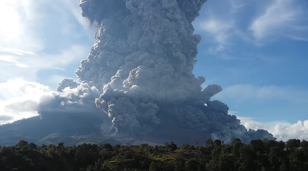 В Индонезии извергается вулкан Синабунг. ВИДЕО