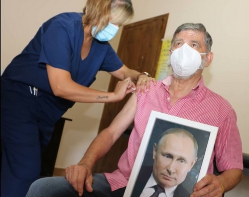 Мэр аргентинского города привился от коронавируса с портретом Путина в руках